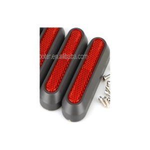 Scooter plastic rear wheel side trim + side cover reflector (2 pieces + 4 metal screws) （Red ）